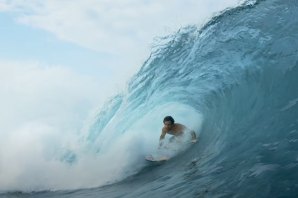 Mason Ho surfa as esquerdas e direitas de Lakey Peak na Ilha de Sumbawa
