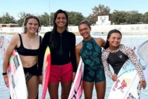 Teresa Bonvalot treina na piscina de ondas de Waco, Texas