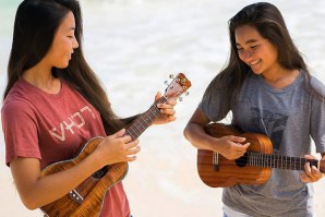 Honoka e Azita são uma dupla havaiana que tem vindo a levar o Ukulele a outro nível. 