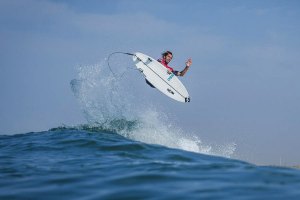 Frederico Morais a voar em Hossegor.