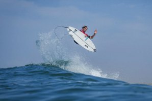 Frederico Morais a voar em Hossegor. 