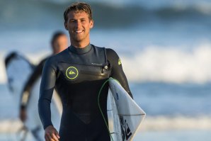 Ondas dos Super forçam Jessé Mendes a surfar sem licra parte do Heat.