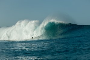 Laura Enever dropou uma onda XXL à remada