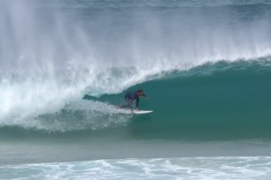 Lucas Silveira explora as ondas do sul de Portugal e encontra bons tubos