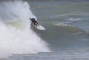 Tempestade em Supertubos: Lendas da WSL Testam os Limites Antes do MEO Rip Curl Pro Portugal!