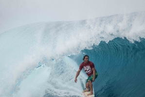 SURFISTA TUHITI HAUMANI EM CONDIÇÃO CRÍTICA DEPOIS DE QUEDA EM PIPE