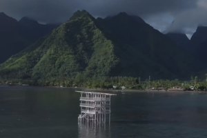 A nova torre de juízes está pronta em Teahupo'o, com "danos mínimos", segundo registos de Tim McKenna