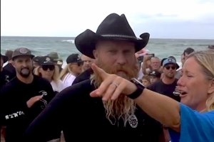 Depois de 40 horas no mar e $450.000 angariados, Blakey Johnston prepara novo desafio, 108 horas de surf numa piscina de ondas