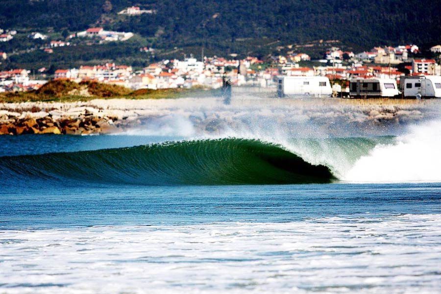 Praia do Cabedelo, onde quebram ondas assim, novamente em discussão pública.