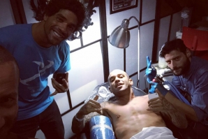 SURFISTAS PROFISSIONAIS ESCOLHEM PENICHE PARA SE TATUAR