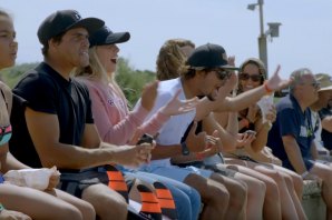 AS ONDAS E O AMBIENTE EFUSIVO QUE SE VIVEM NOS EVENTOS DE SURF EM ANGLET