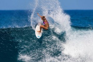 Stephanie Gilmore, 6x campeã mundial, é uma das melhores surfistas do Mundo. 