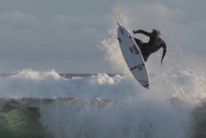 MICK FANNING, OWEN WRIGHT E MATT WILKINSON A SURFAR EM CASA