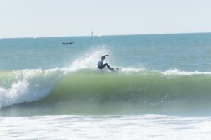 Louis Escudeiro e Sophia Strevens vencem a primeira etapa do Circuito Regional de Surf do Sul