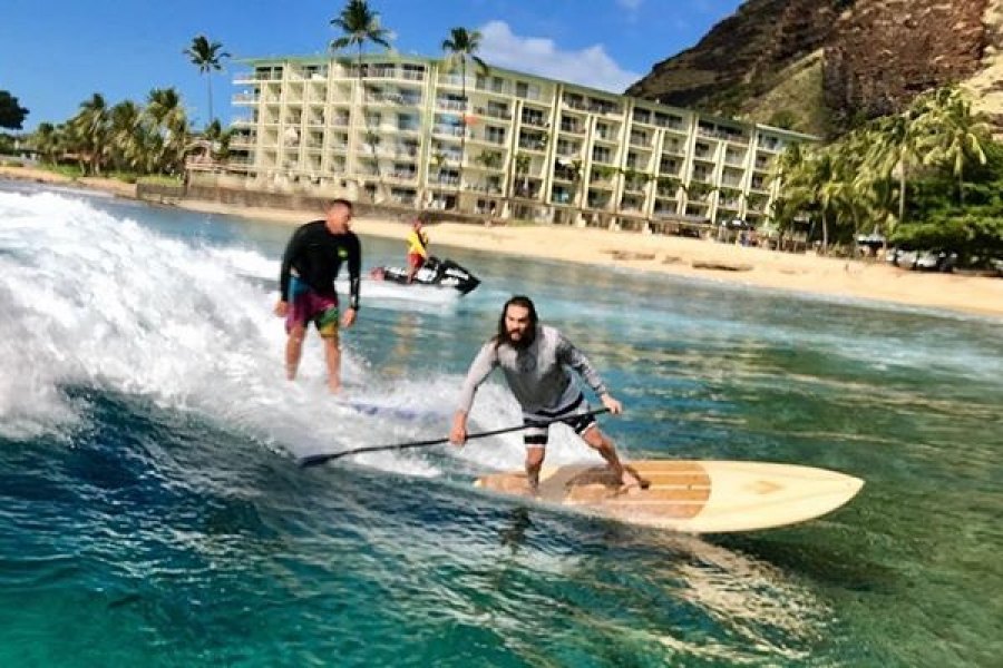 Jason Mamoa com a sua prancha "Mano" em colaboração com a Surfboard Warehouse. Imagem InstaDigg @prideofgypsies