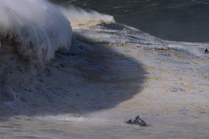 Jogo do gato e do rato na Nazaré: tempestade transforma o pico num monstro traiçoeiro