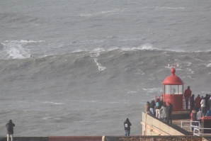 A PRIMEIRA VEZ A SURFAR O MAR GIGANTE DA NAZARÉ