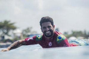 Pequeno percalço pode colocar brasileiro fora do alinhamento em Teahupoo.