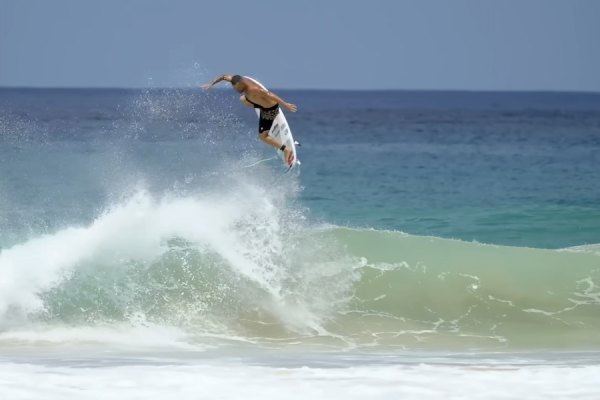 Noronha não decepciona: sessão de surf de alto nível de Italo Ferreira na Cacimba do Padre