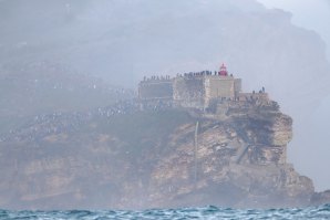 O aglomerado de pessoas na Nazaré provocou esta decisão por parte da DGS. Click por Gonçalo Forjaz Trigueiros