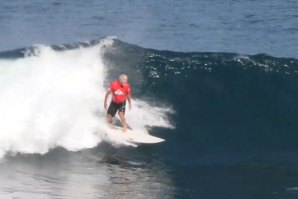 Jeff Hakman - 70 anos de idade - ex-campeão mundial dropa uma &quot;bomba&quot; em Uluwatu