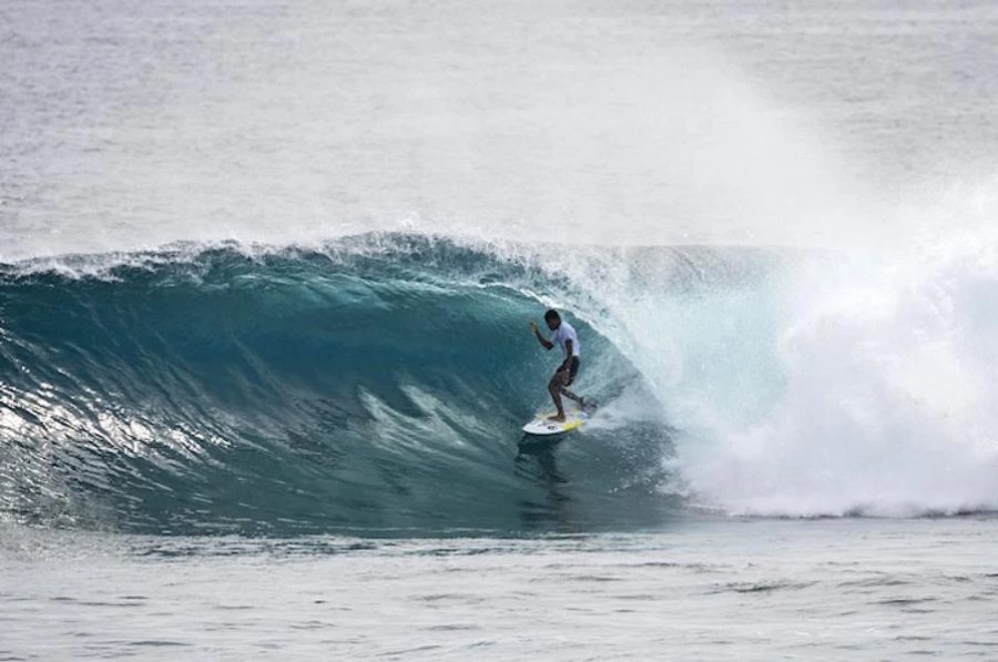 O surfista local Piso Alcala, campeão do Siargao Cloud 9 Surfing Cup em 2014, a surfar a direita tubular das Filipinas.