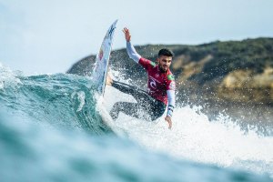 FILIPE TOLEDO EM GRANDE FORMA NO PRIMEIRO DIA DO RIP CURL PRO BELLS BEACH