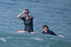 GISELE BÜNDCHEN BOTA PARA BAIXO DE SURF