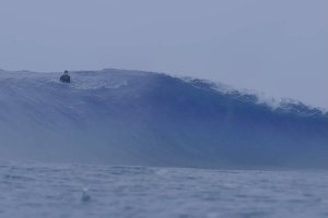 “Tão perigoso”: Nathan Florence desafia um recife "seco" num slab secreto tropical