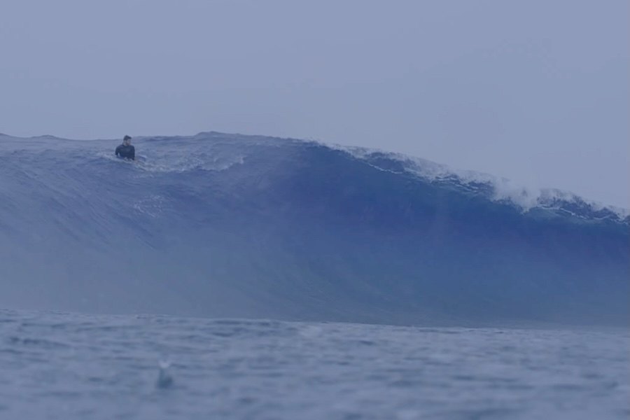 “Tão perigoso”: Nathan Florence desafia um recife "seco" num slab secreto tropical
