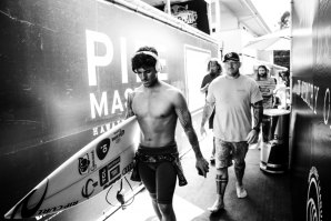 CAMPEONATO EM PIPELINE FECHA COM CHAVE DE OURO