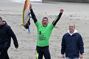 Zé Beto à direita aquando do Campeonato Nacional de Surf Masters que decorreu nas Praias do Porto e Matosinhos