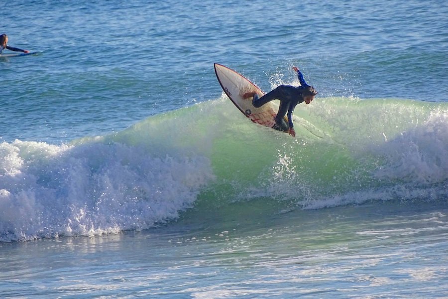 O jovem surfista de Lagos Alexandre Ferreira a desfrutar das ondas da Meia Praia