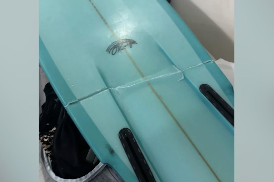 Vueling condenada a pagar 400 euros a surfista por partir prancha durante voo