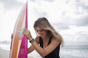 Nas praias do Rio de Janeiro, onde começou a surfar aos 13 anos.