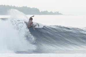 Marc Lacomare ‘cruising’ nas Mentawaii
