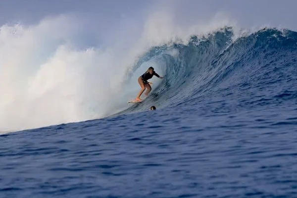 Erin Brooks: antes de conquistar Teahupo’o, afinou o talento nos tubos das Mentawai