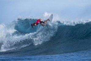 Frederico Morais a bater no lip de Teahupoo.