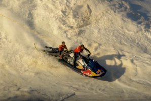 Tow in Surf na Nazaré em &quot;Slow Motion&quot; e ao som de Luciano Pavarotti