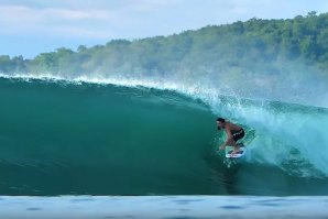 SURF NUM PICO DE DIREITA INCRIVELMENTE PERFEITO