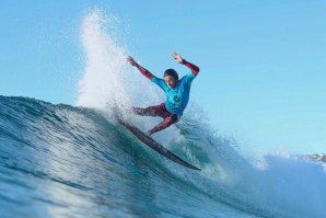 Martim Paulino em alta velocidade pelas ondas de Lennox Head. 