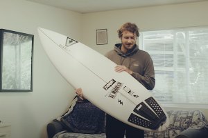 O lado humano e autêntico dos surfistas, para além das competições e das redes sociais