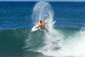 Filipe Toledo em ação nas ondas do North Shore.