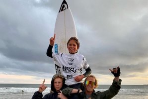 Na Califórnia, Jaime Veselko vence um evento da National Scholastic Surfing Association