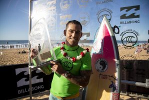 BILLLLY KEMPER E IMAIKALANI DEVAULT CONQUISTAM WILDCARD PARA O BILLABONG PIPE MASTERS