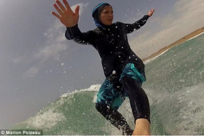 EASKEY BRITTON INSPIRA MULHERES IRANIANAS A FAZER SURF