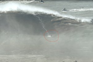 Momento em que Kamiel Deraeve é apanhado pela espuma gigante