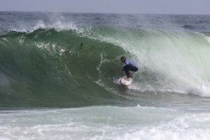 Tubo de um competidor durante as condições memoráveis do 2º dia de prova em Santa Cruz