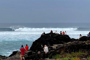 Ondas potentes de mais de 2 metros de altura em Santa Bárbara