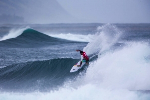 Filipe Toledo em alta velocidade nas direitas de Haleiwa.